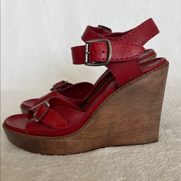 Chloe Women's Red Leather Sandals - Picture 3 of 10